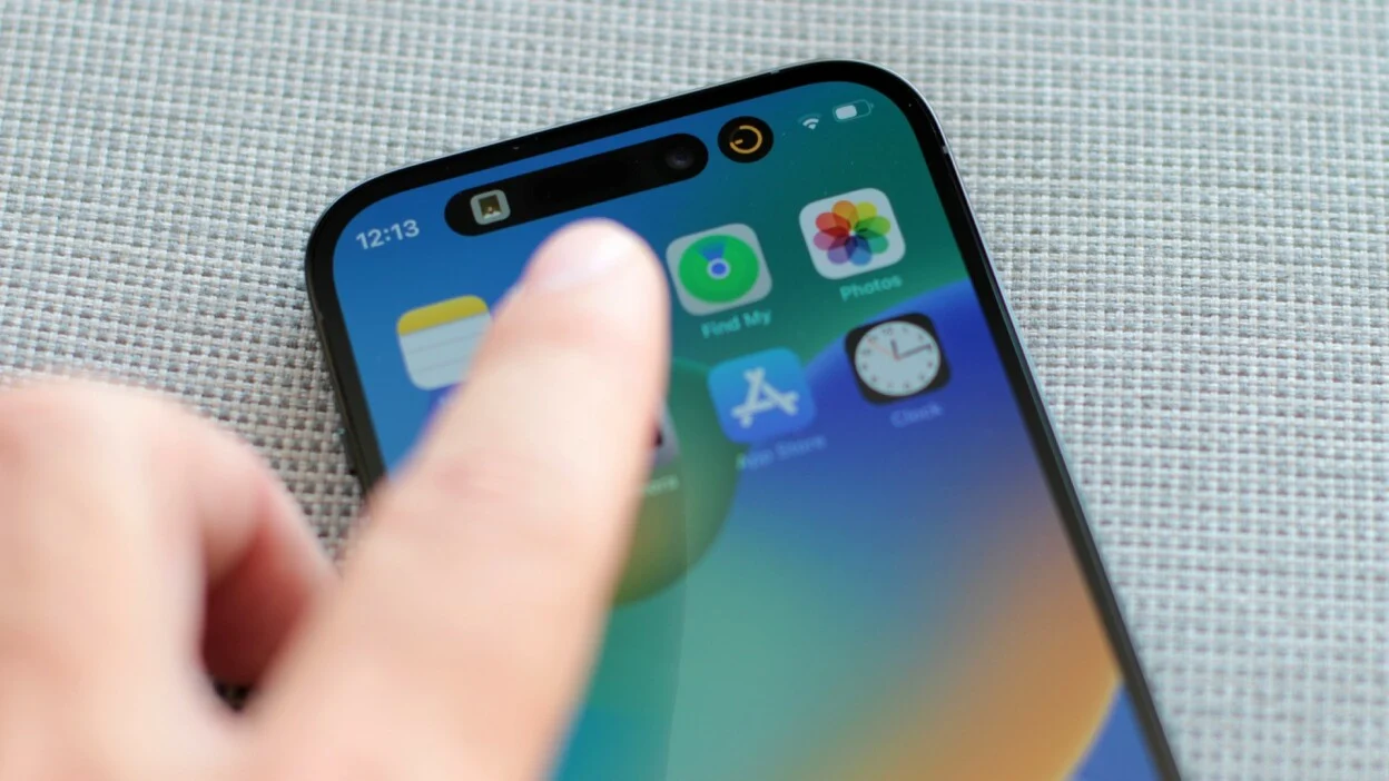 Apple's Dynamic Island got some cool new gestures in iOS 16.1