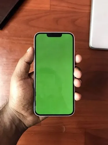 iPhone 13 and iPhone 14 users face screen freeze and green screen problem