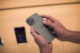 Most iPhone buyers don’t actually make their purchases from Apple directly, data shows