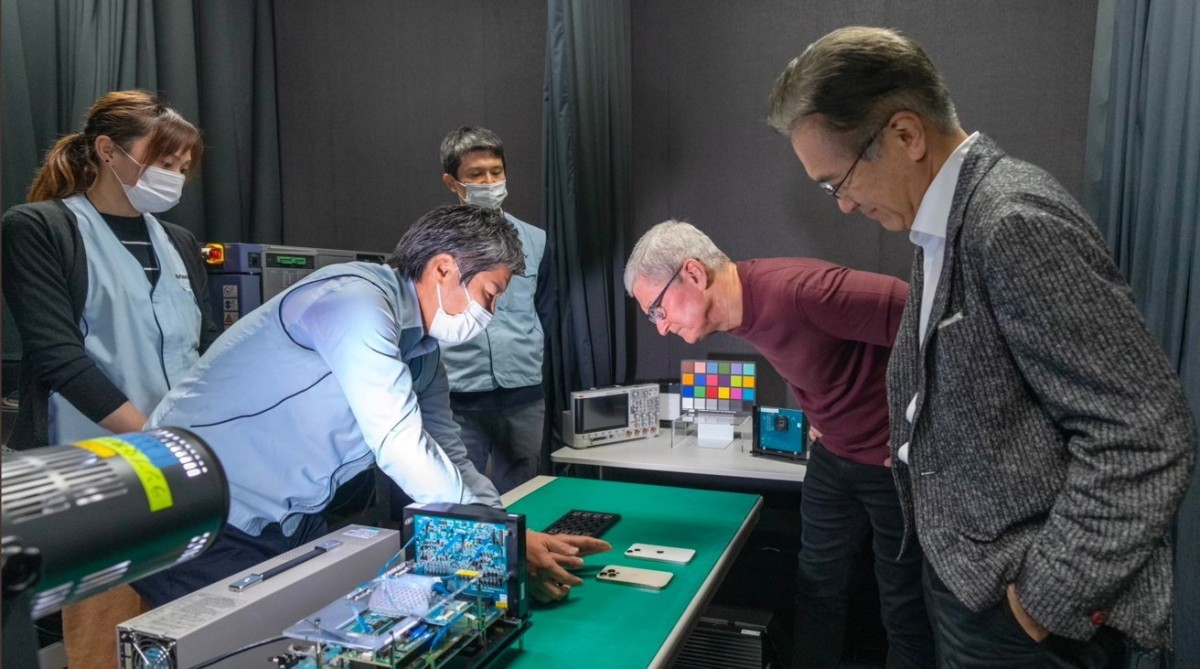  Tim Cook talked App Store laws & user privacy with Japan's PM