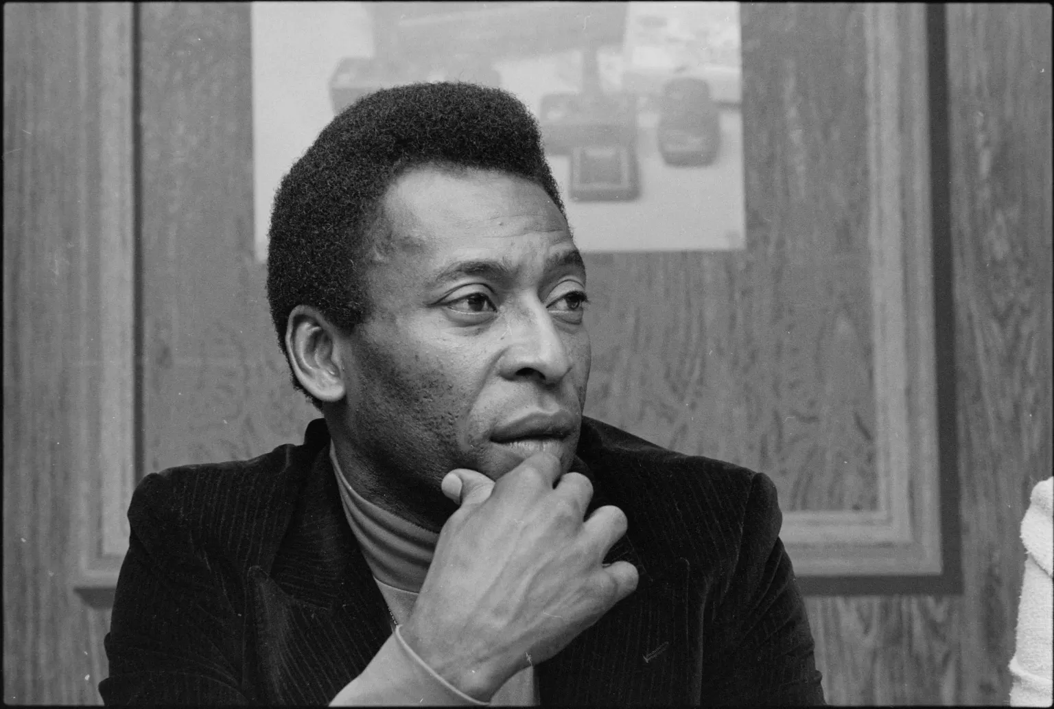 Apple updates its Brazilian homepage with a tribute to soccer player Pelé