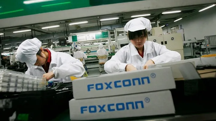 Apple's key suppliers try to move their production lines away from China