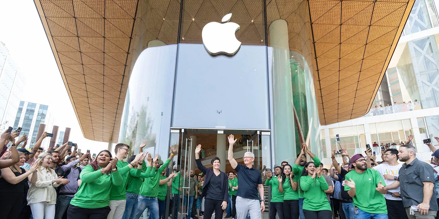 Tim Cook opens Apple BKC store, expresses delight at early Macintosh