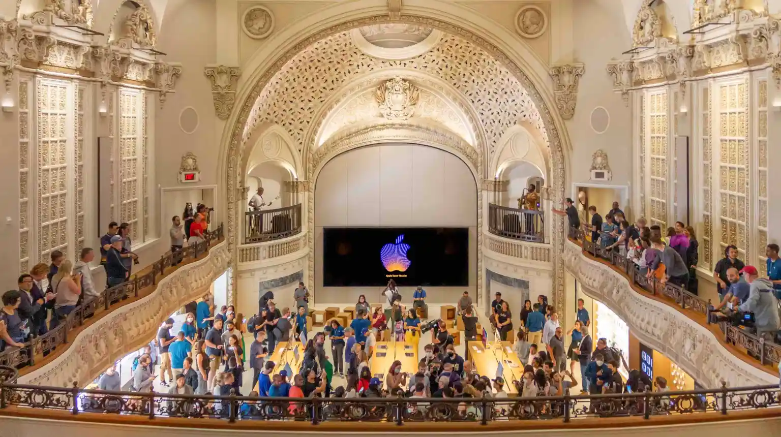 Apple hosting special classical ‘Candlelight concert’ at Tower Theatre store in LA