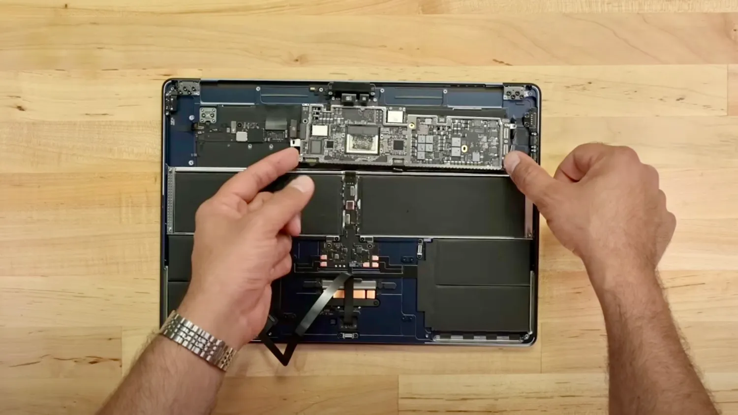 15-inch MacBook Air teardown reveals bigger battery, not much else