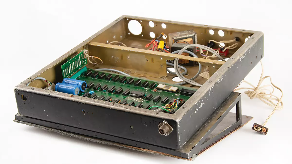 Insane haul of historic Apple memorabilia hits auction, $200k Apple-1 leads the bidding