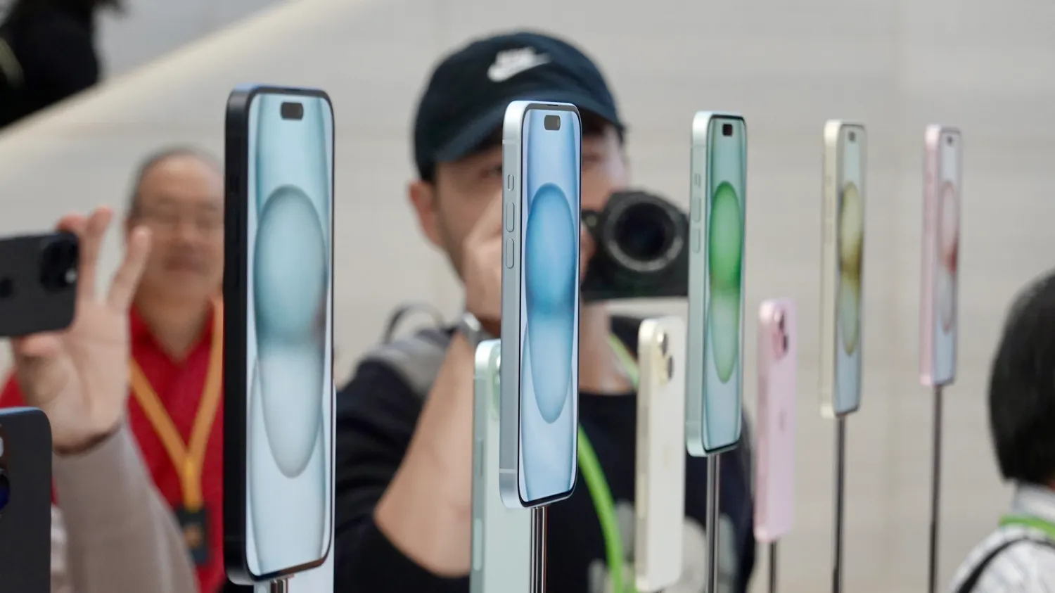Hands-on: iPhone 15 and iPhone 15 Plus in every color