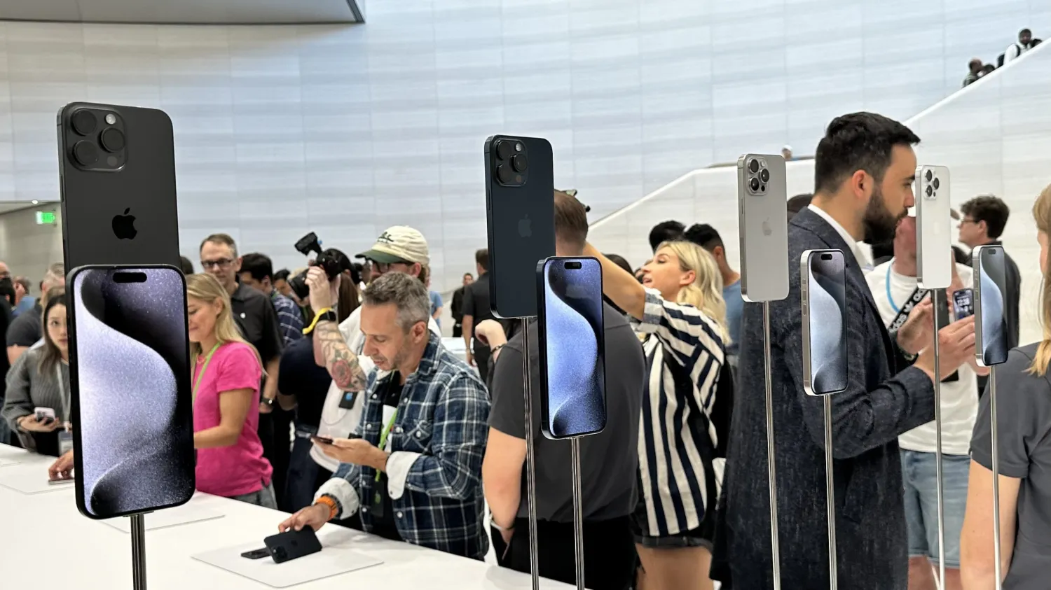 Hands-on: iPhone 15 Pro’s new design, Action button, and more