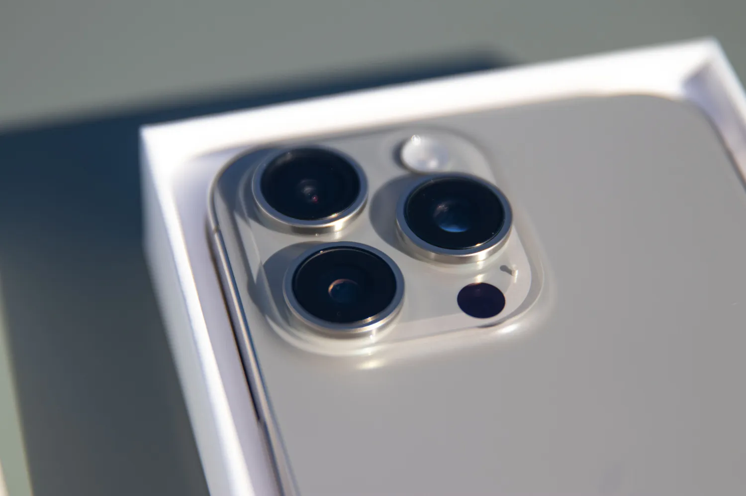 Ming-Chi Kuo reaffirms tetraprism iPhone 16 Pro prediction, no comment on titanium heat claim