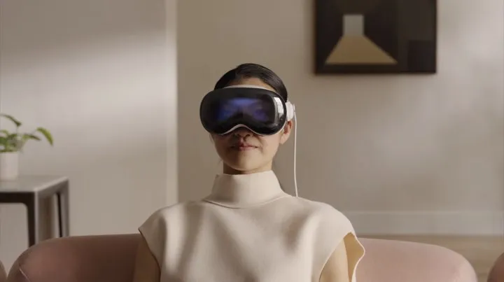 Users report that Apple Vision Pro is too heavy