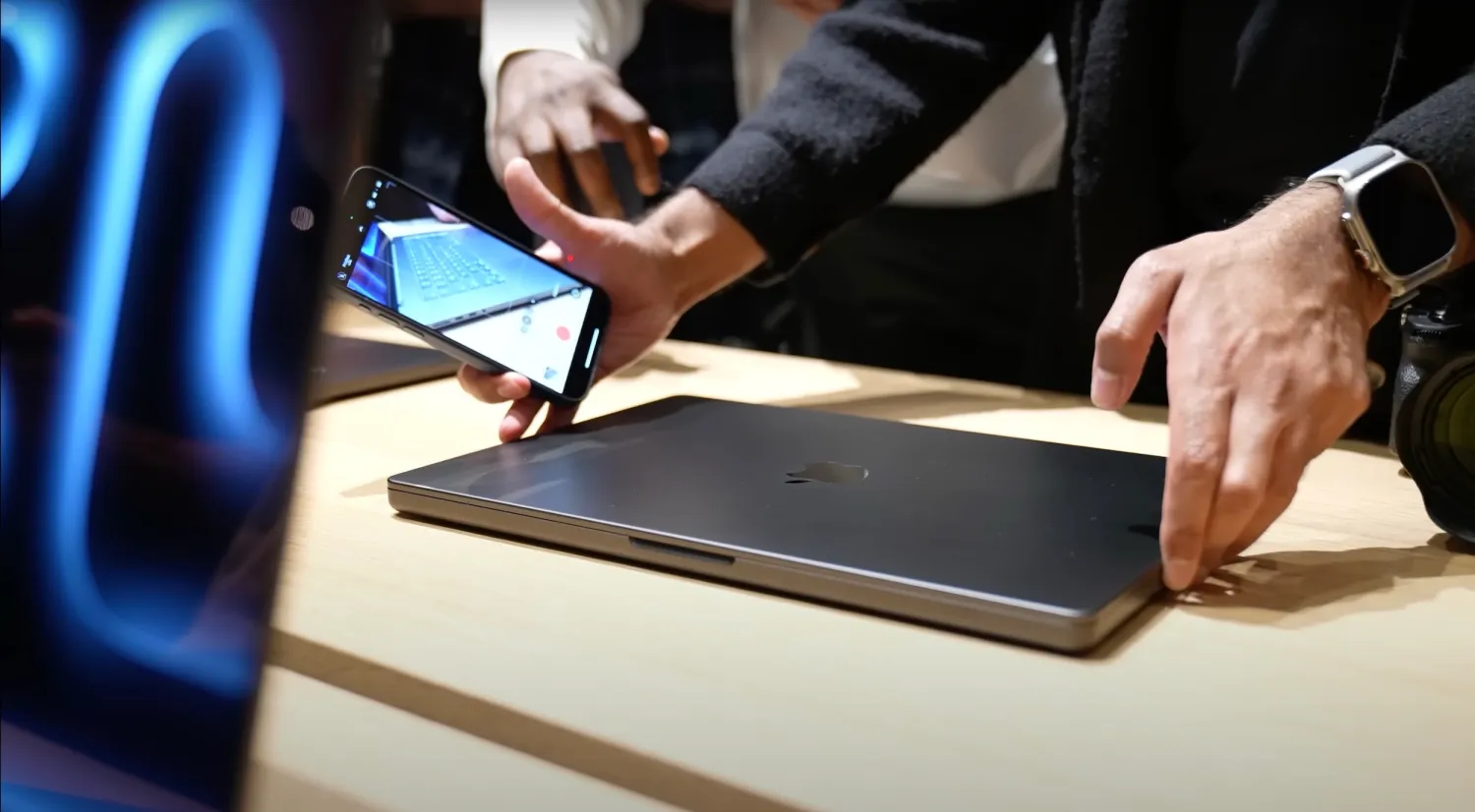 Does Apple’s ‘anodization seal’ on the space black MacBook Pro actually reduce fingerprints?