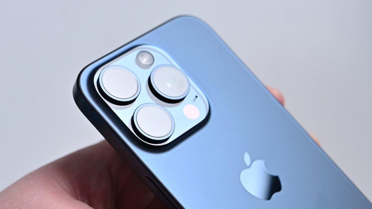 Piper Sandler forecasts a challenging March for Apple and maintains a neutral stance on the company.