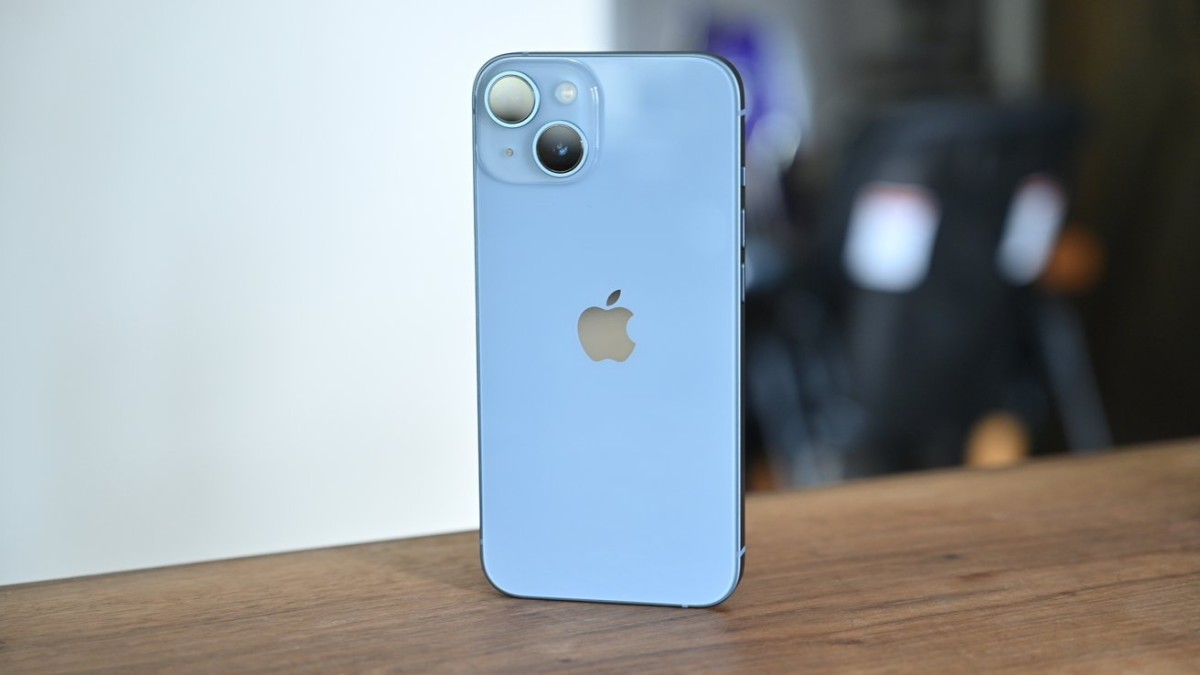The newest rumor about the iPhone SE aligns with earlier leaks, indicating a redesigned look is on the horizon.
