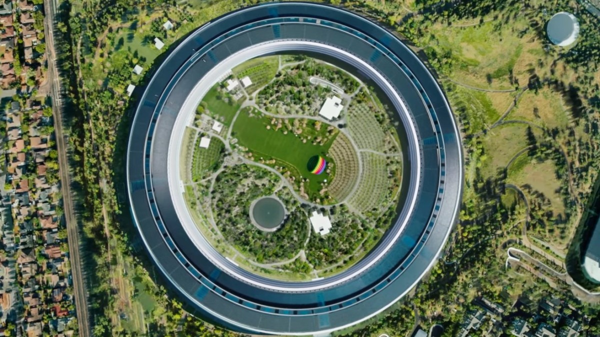Apple's Shift to AI Gains Investor Confidence Following Project Titan's Cancellation