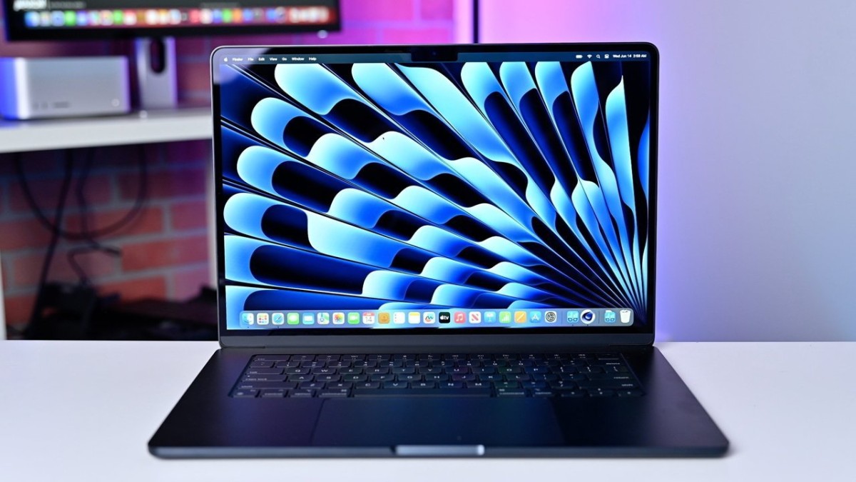 MacBook Air M3 reviews: a lightweight yet potent AI device.