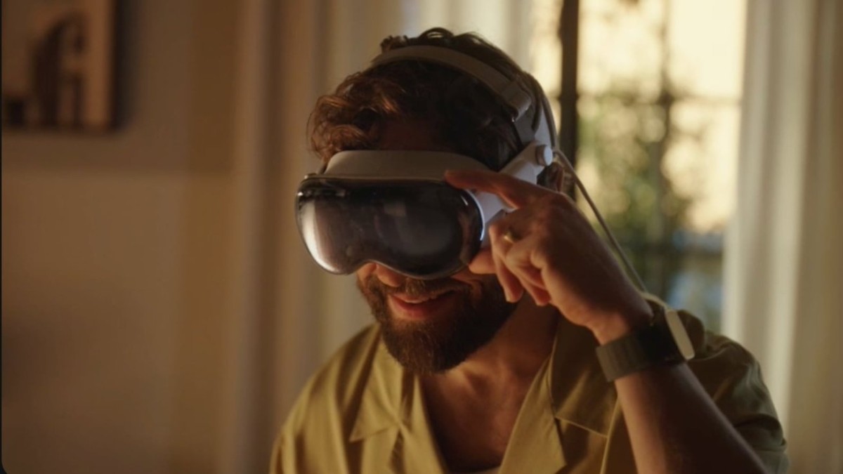 Exploring the Future of Apple Vision Pro: Lessons from the Apple Watch Evolution