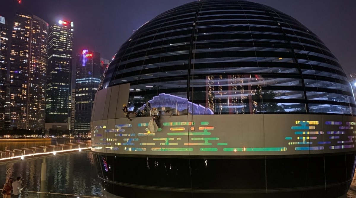 Apple CEO Tim Cook Announces $250 Million Investment in Singapore Campus Expansion
