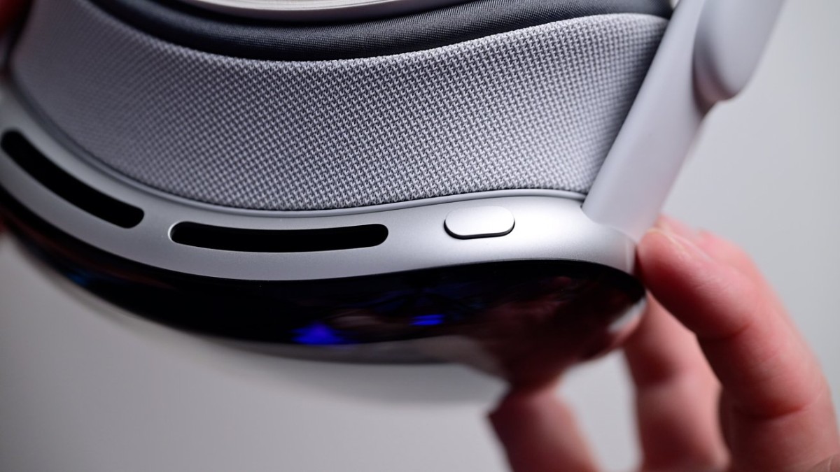 Apple Cuts Vision Pro Shipments Amid Sluggish US Demand