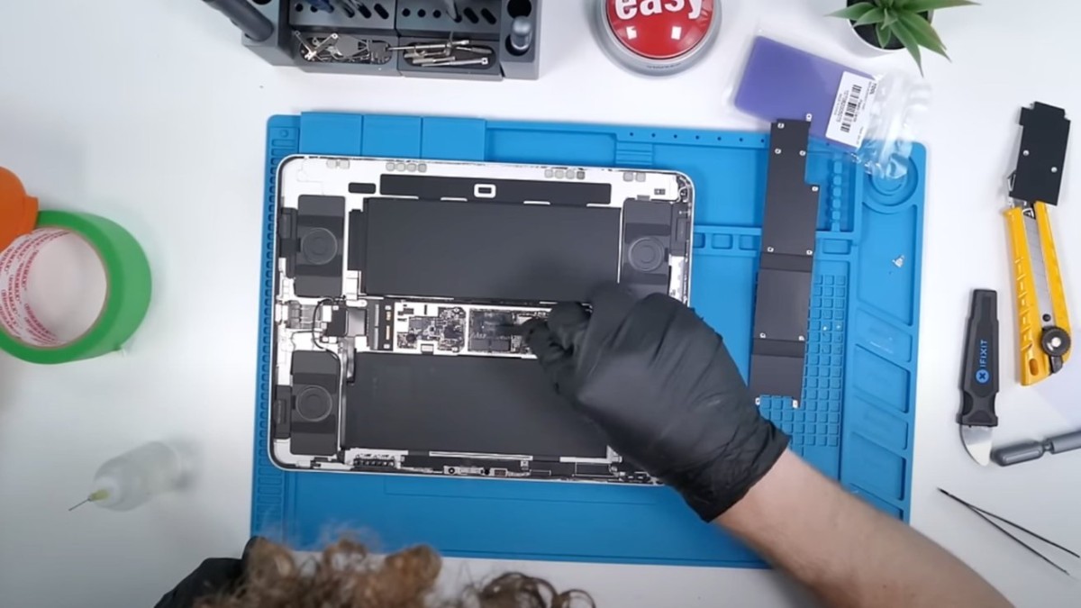 M4 iPad Pro Teardown Reveals Repairable Design and Innovative Copper Logo