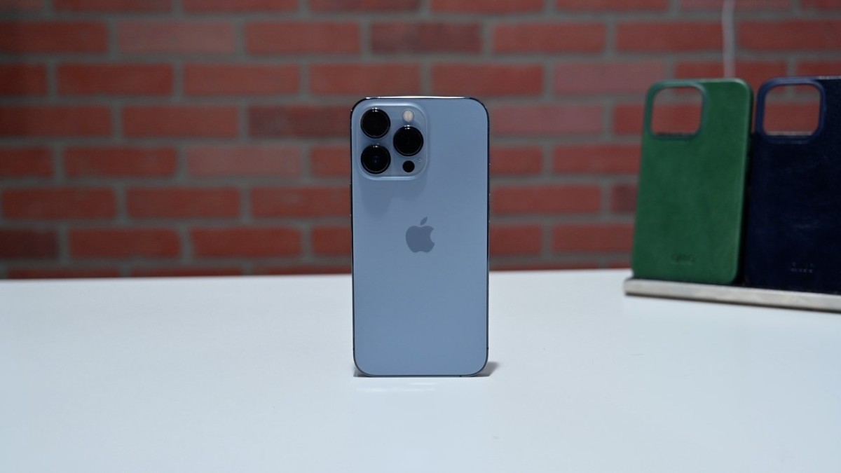 Apple's Trade-in Bonuses: Tempered Expectations Amidst Carrier Offers