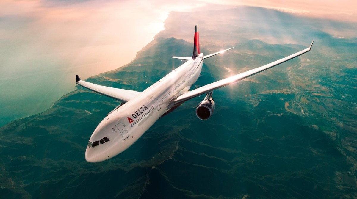 Delta CEO Criticizes Microsoft's Fragility, Praises Apple's Stability