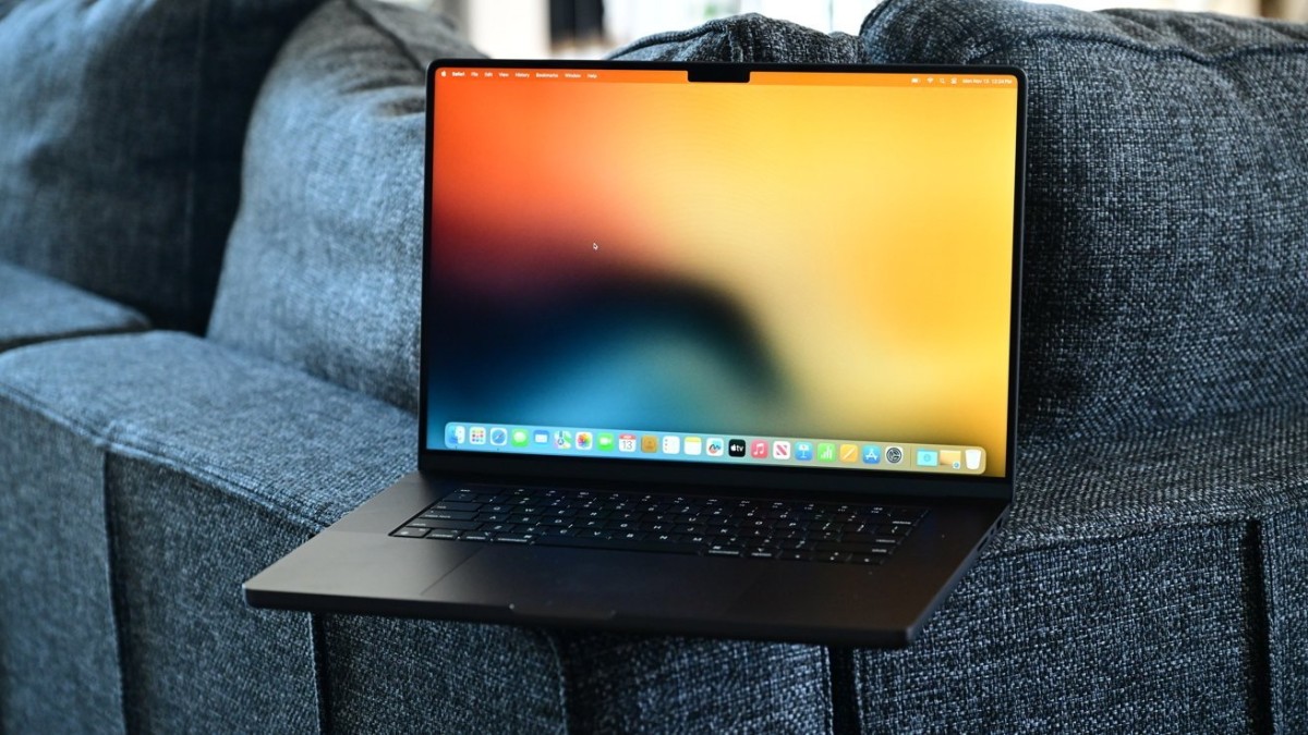 Apple’s 2026 MacBook Pro Redesign Could Celebrate 20 Years with Thinner, OLED Display